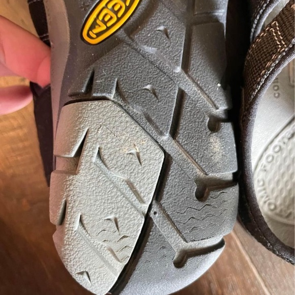 KEEN 7 LIKE NEW. WORN ONCE. KEEN Men\'s Clearwater CNX Sandal,Black/Gargoyle,7 M main image 6